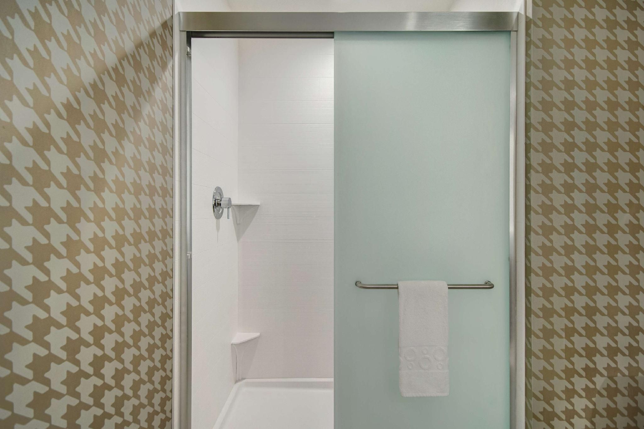 Home2 Suites By Hilton Las Vegas North 1 King Hearing Accessible Studio Suite 17