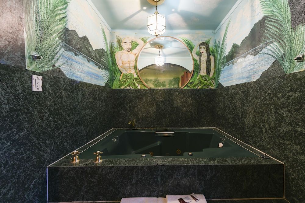 Deep Soaking Bathtub