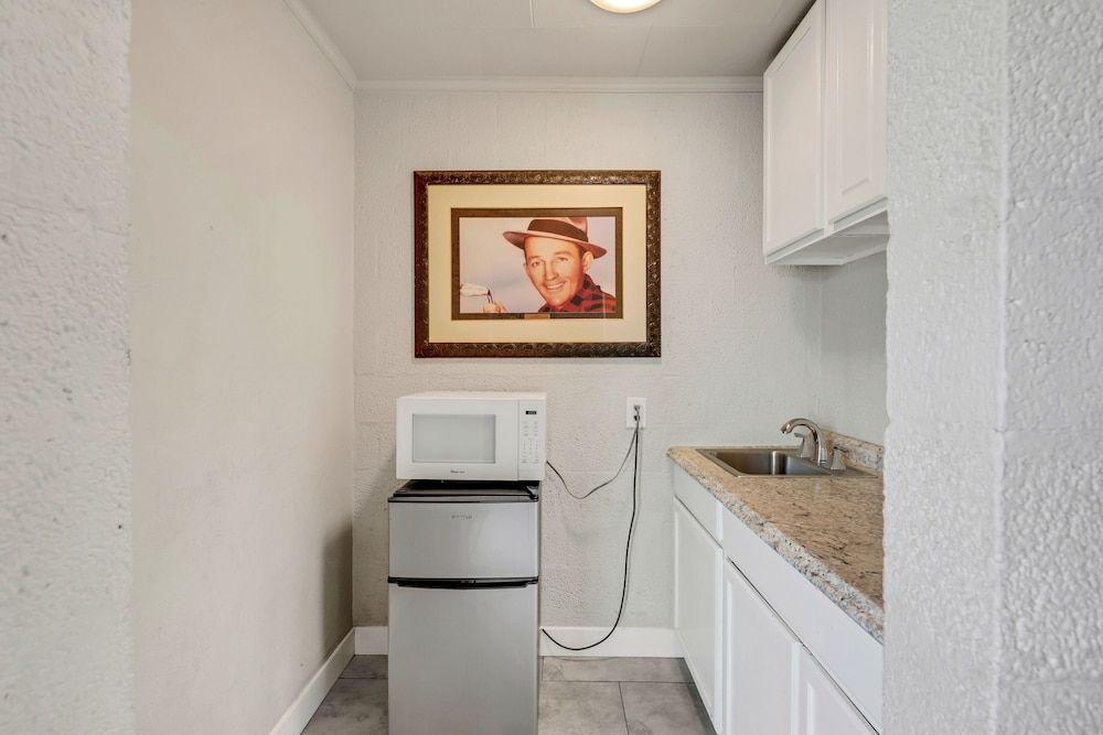 Desert Moon Motel Standard Suite, 1 King Bed, Kitchenette, Ground Floor 8