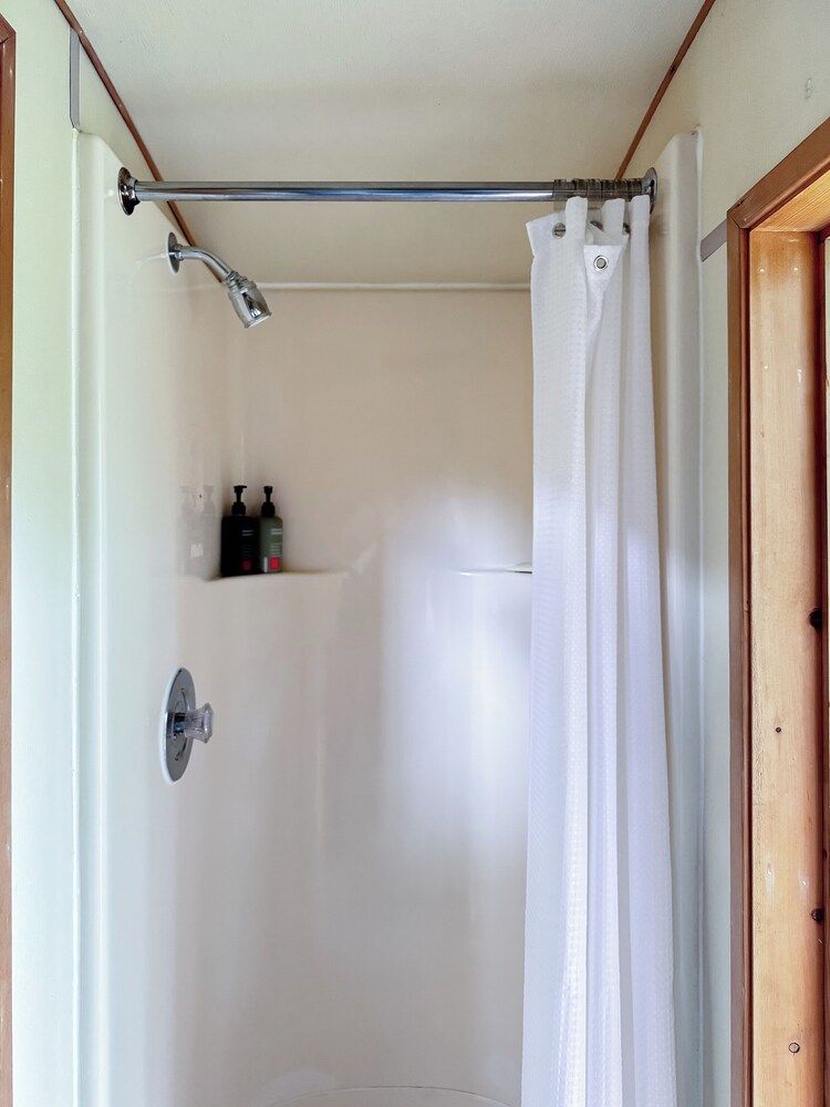 LOGE Glacier National Park Deluxe Room, Multiple Beds 5