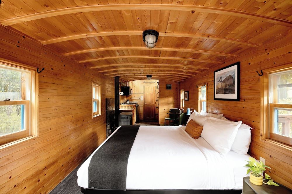 LOGE Glacier National Park Deluxe Room, 1 King Bed 2