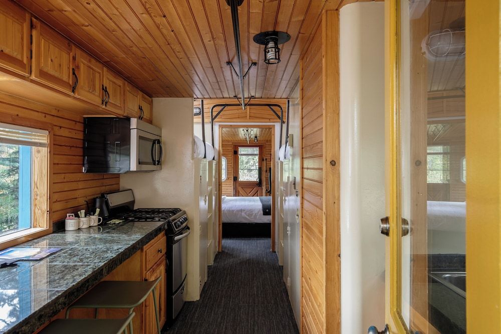 LOGE Glacier National Park Deluxe Room, Multiple Beds 4