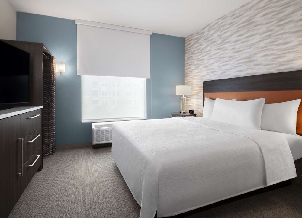 Suite, 1 King Bed, Accessible, Bathtub (Mobility)