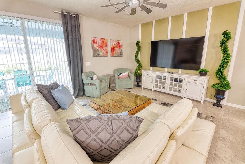 House, Multiple Beds (Kevin's Phenomenal Windsor Island Vac)