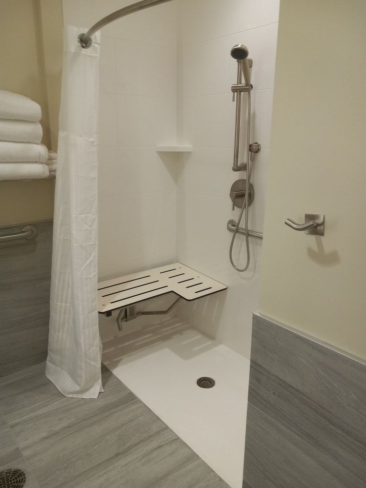 Radisson Hotel Pendleton Airport Room, 2 Queen Beds, Accessible, Non Smoking (Roll-in Shower) 10