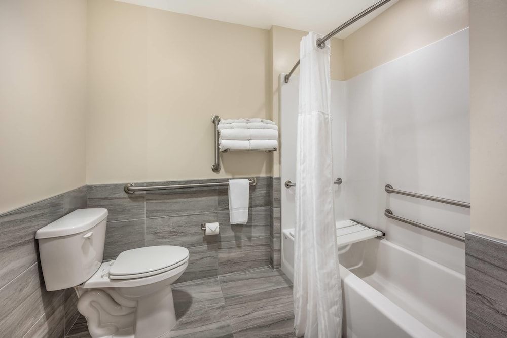 Radisson Hotel Pendleton Airport Room, 2 Queen Beds, Accessible, Non Smoking 6