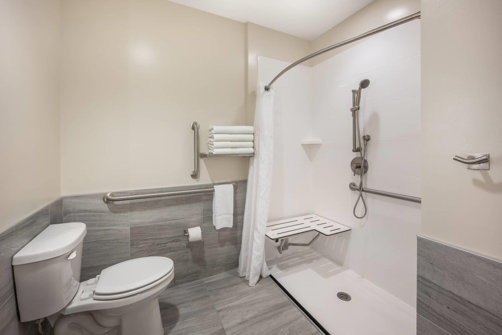 Radisson Hotel Pendleton Airport Room, 2 Queen Beds, Accessible, Non Smoking (Roll-in Shower) 8