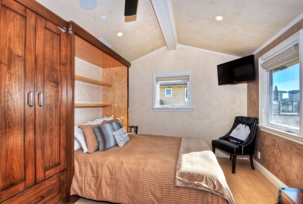 Deluxe Villa, 1 Queen Bed, Partial Ocean View