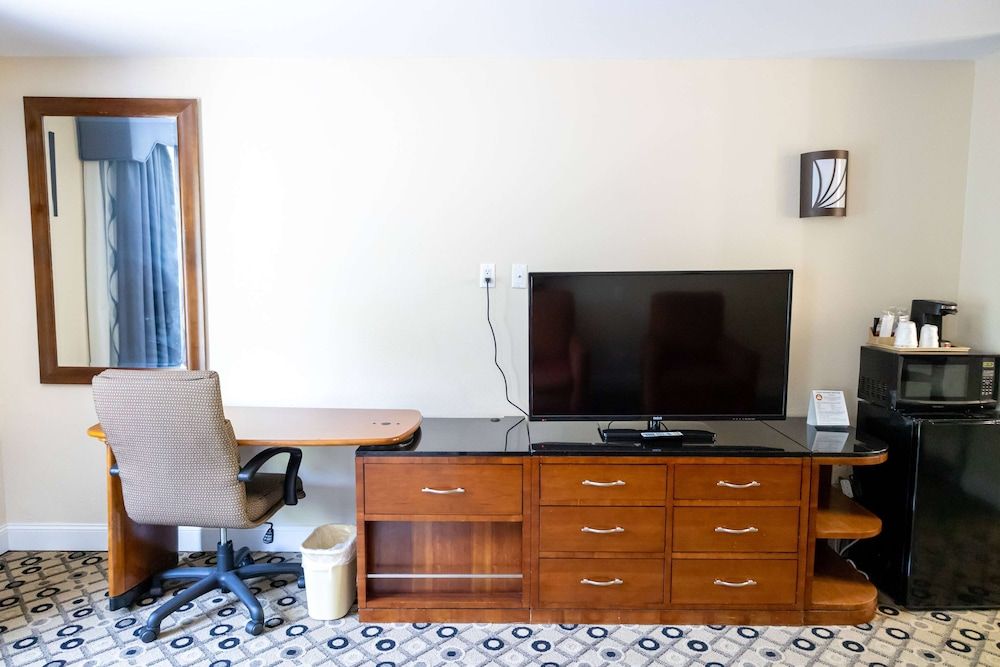 Baymont by Wyndham College Park Atlanta Airport South Room, 2 Queen Beds, Non Smoking 16