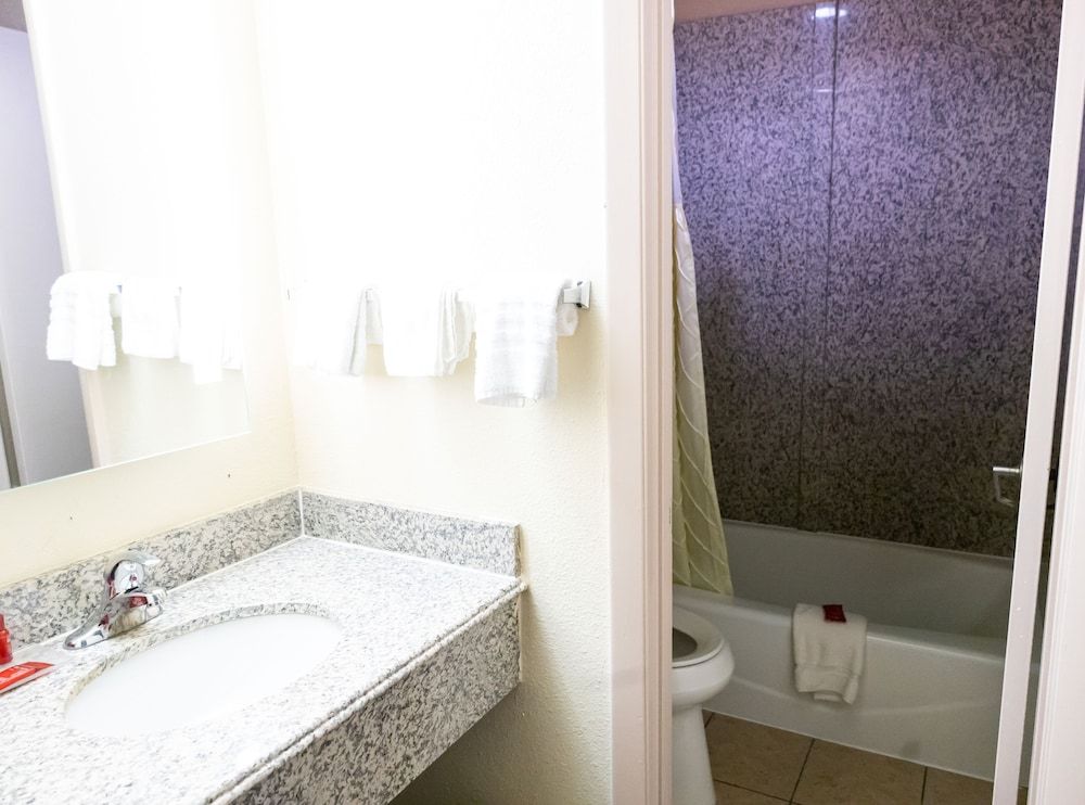 Baymont by Wyndham College Park Atlanta Airport South Room, 1 King Bed, Non Smoking 12