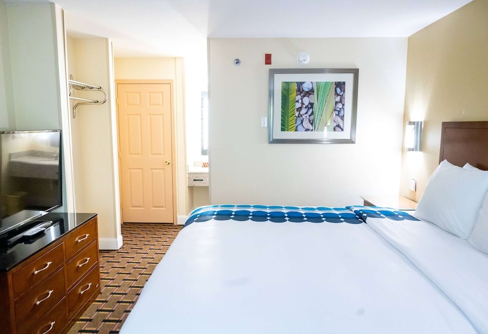 Baymont by Wyndham College Park Atlanta Airport South Room, 1 King Bed, Non Smoking 3
