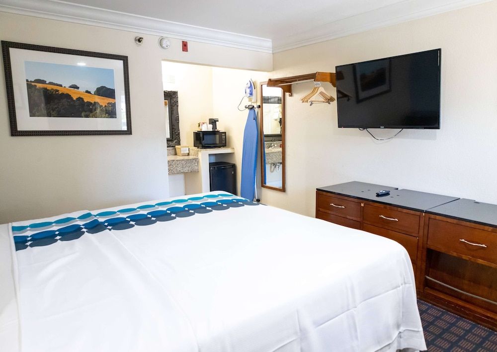 Baymont by Wyndham College Park Atlanta Airport South Room, 1 King Bed, Non Smoking 7