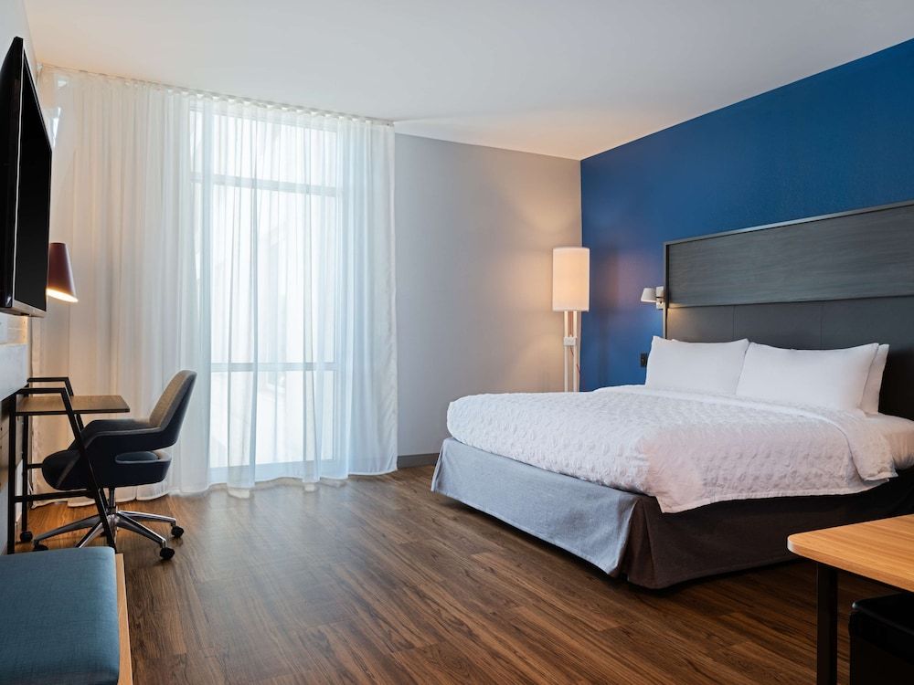 Tru By Hilton Atlanta Airport College Park Room, 1 King Bed, Accessible (Roll-In Shower)