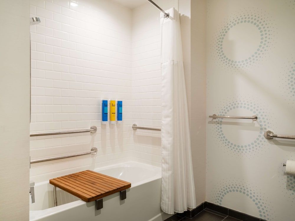 Tru By Hilton Atlanta Airport College Park Room, 2 Queen Beds, Accessible, Bathtub (Mobility & Hearing) 3