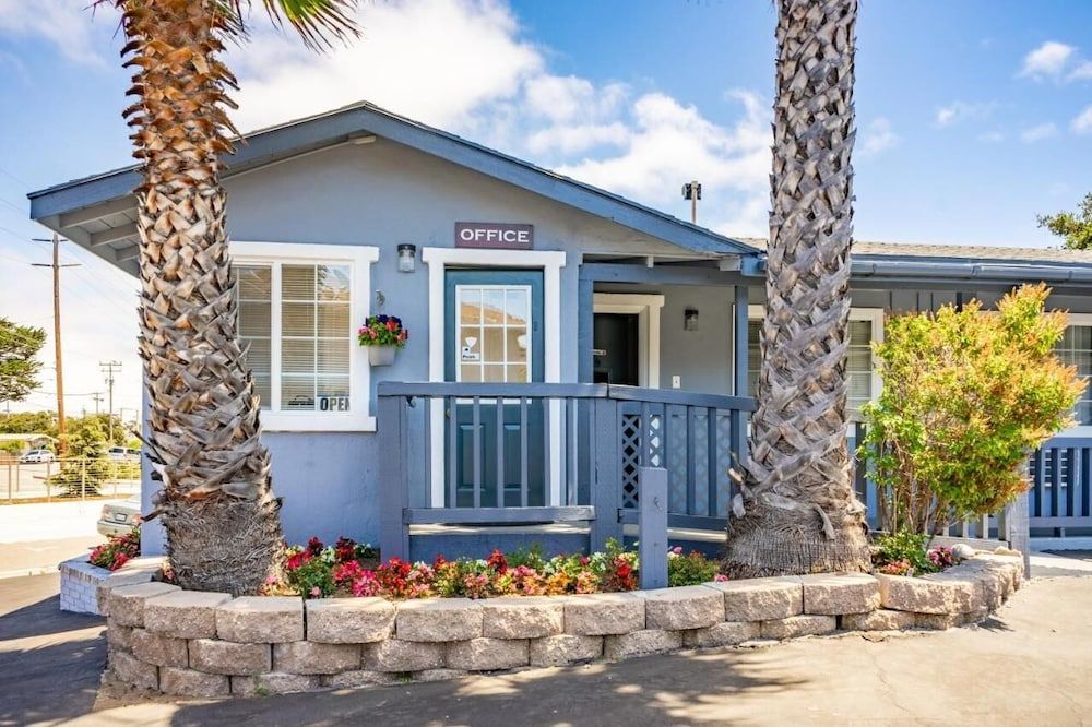 undefined Monterey Fireplace Inn 2