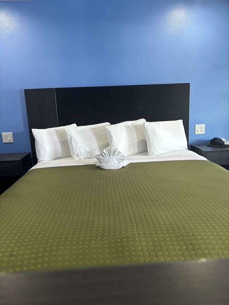 Monterey Fireplace Inn Standard Room, 1 King Bed 2