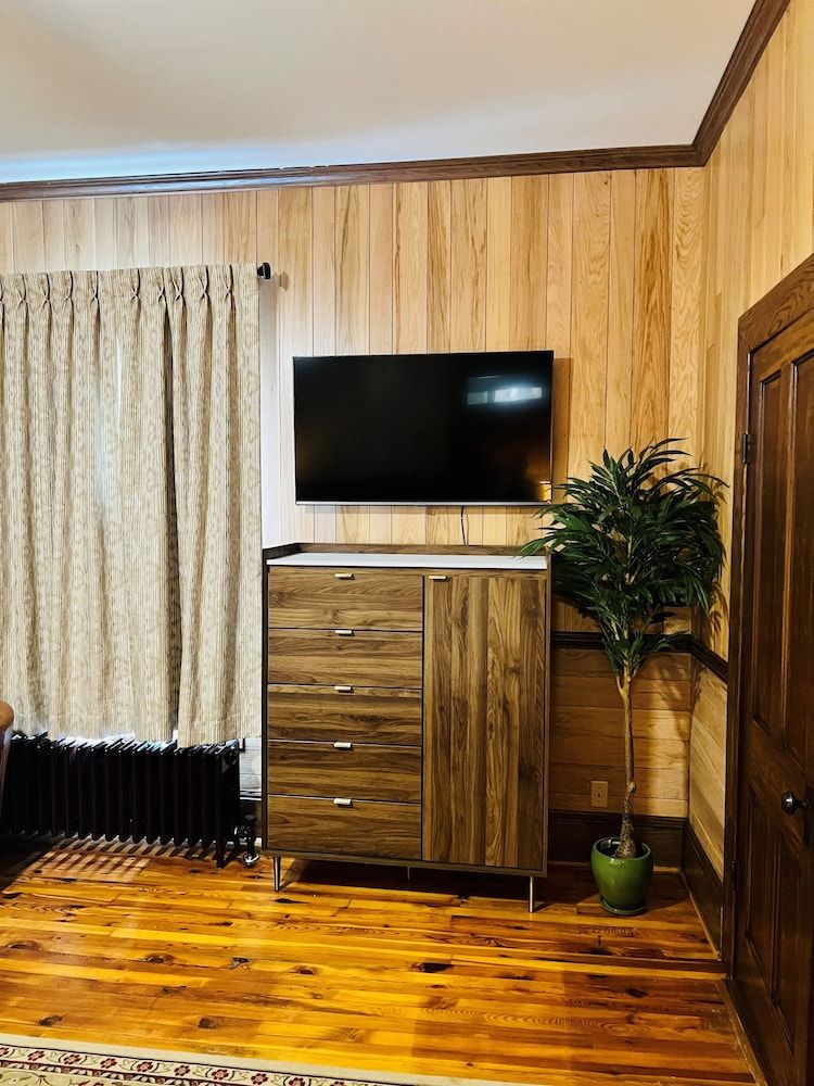 Monterey Inn Deluxe Room 5