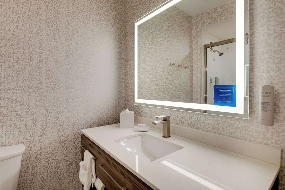 Suite, 1 King Bed, Accessible, Bathtub