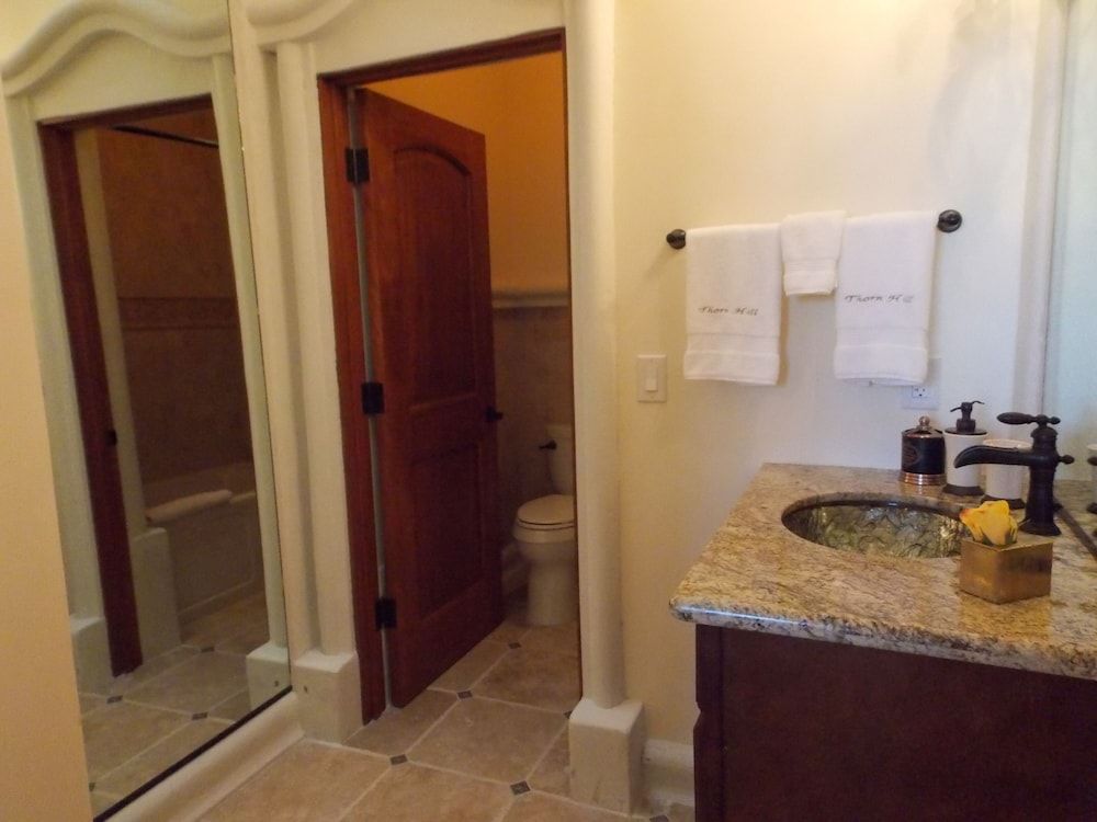 Thorn Hill Vineyard Villas Basic Room 2