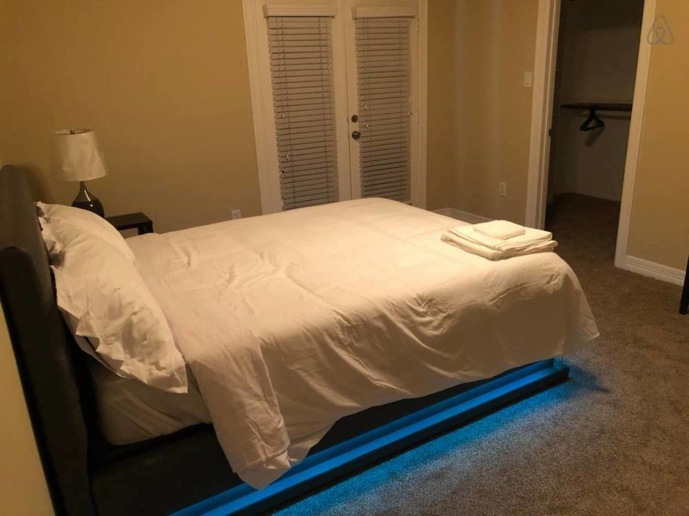 4 Story Rooftop - Executive Corporate Housing House, 3 Bedrooms, Non Smoking 3