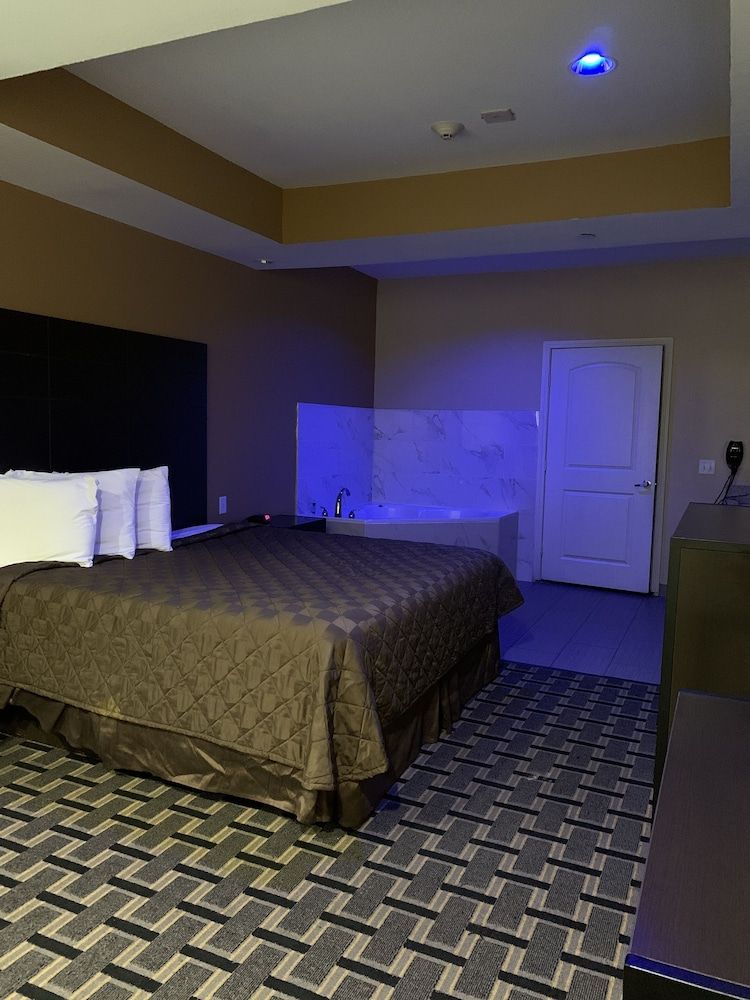 Downtowner Inns Room, 1 King Bed (Jacuzzi) 7