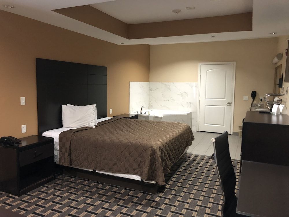 Downtowner Inns Room, 1 King Bed (Jacuzzi)