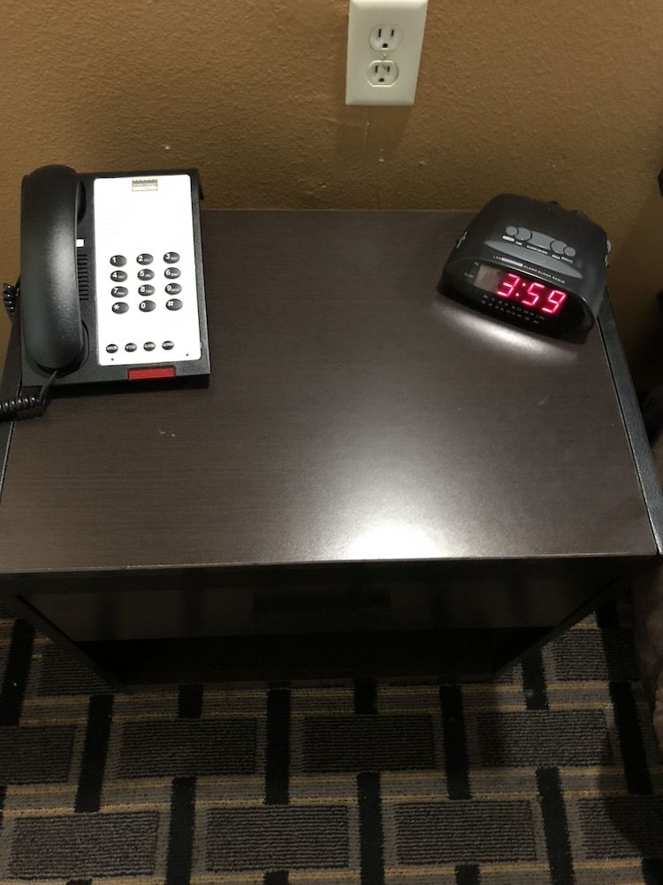 Downtowner Inns Basic Room, 1 King Bed, Smoking 6