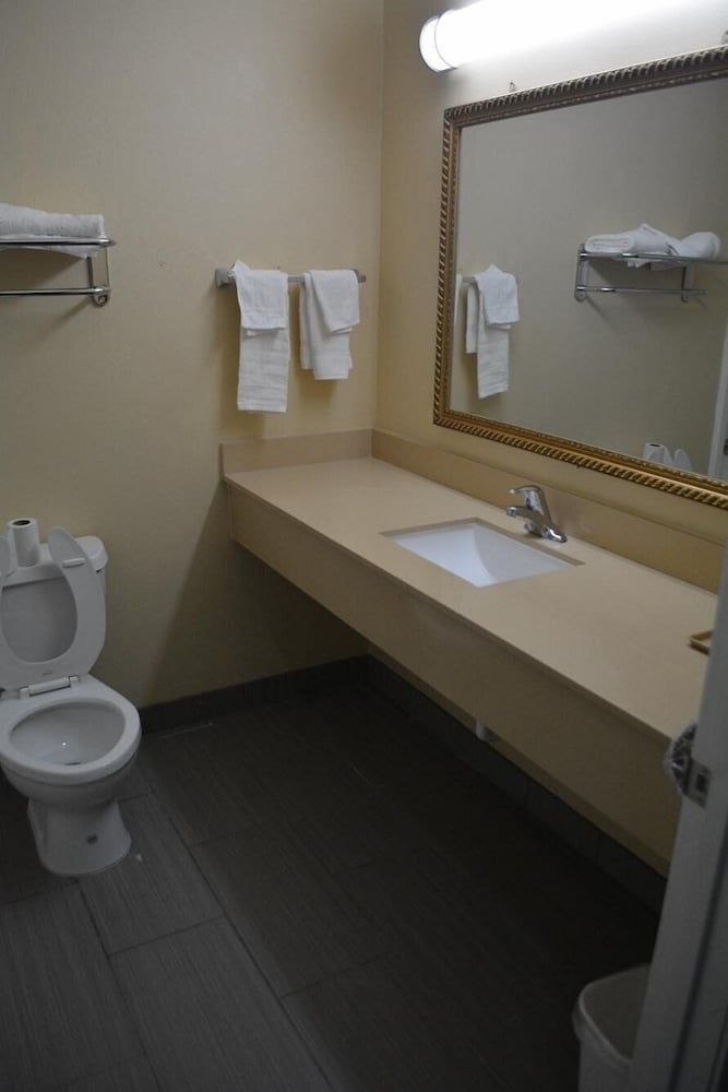 Downtowner Inns Basic Room, 1 King Bed, Smoking 9