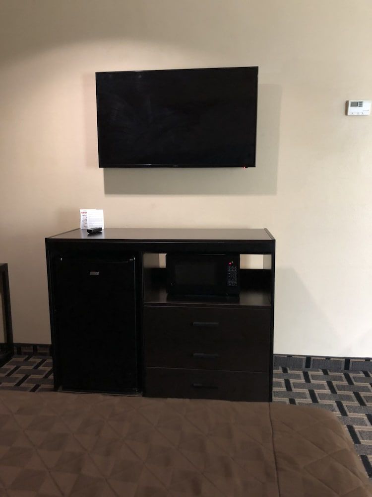 Downtowner Inns Basic Room, 1 King Bed, Smoking 4