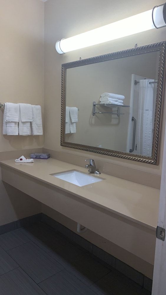 Downtowner Inns Basic Room, 1 King Bed, Non Smoking 5