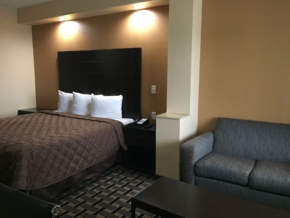 Downtowner Inns Basic Room, 1 King Bed, Smoking