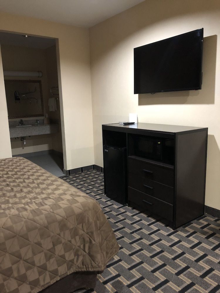 Downtowner Inns Basic Room, 1 King Bed, Smoking 3