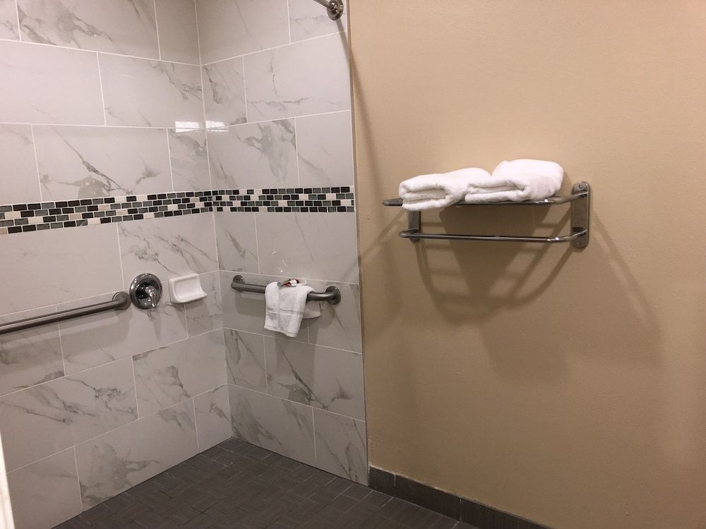 Downtowner Inns Room, 1 King Bed (Jacuzzi) 5