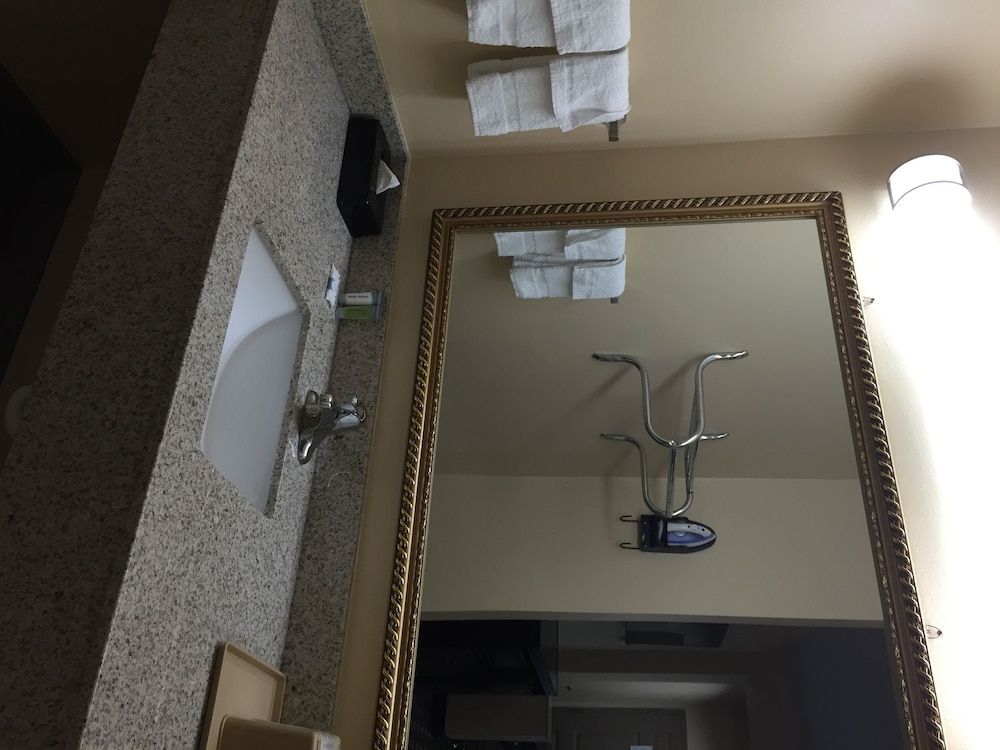 Downtowner Inns Basic Room, 1 King Bed, Smoking 8