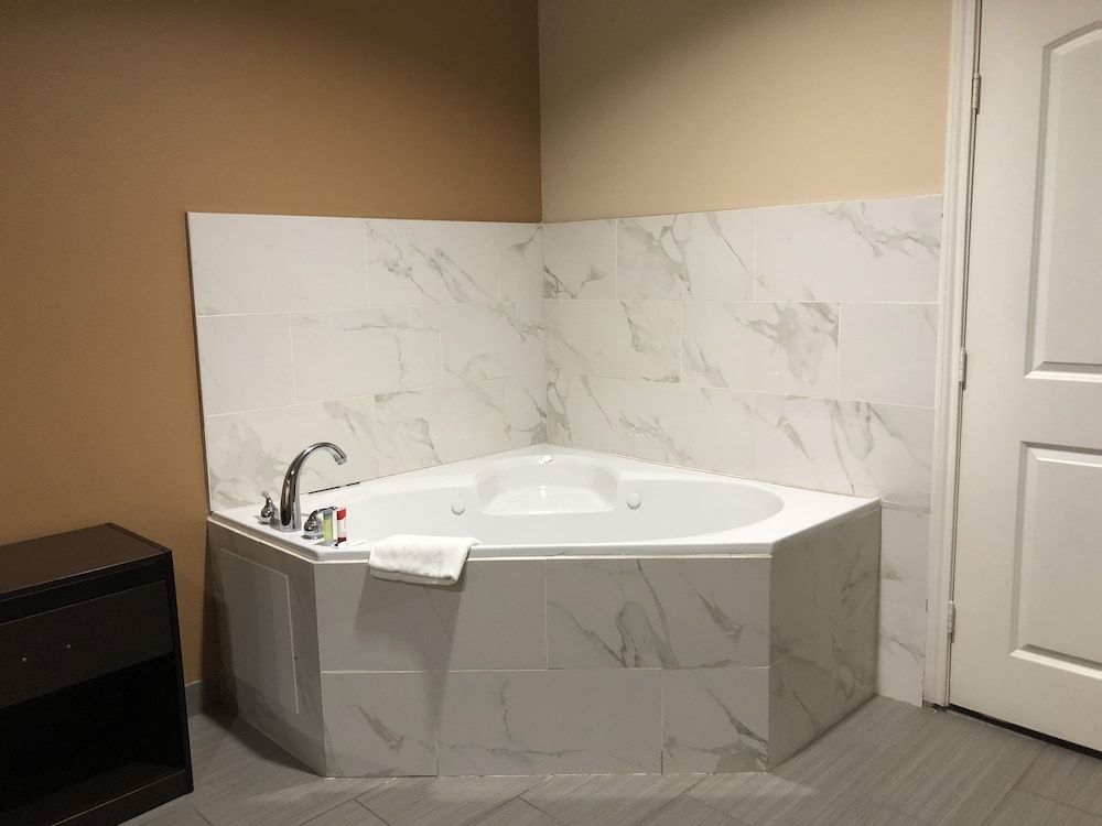 Downtowner Inns Room, 1 King Bed (Jacuzzi) 3