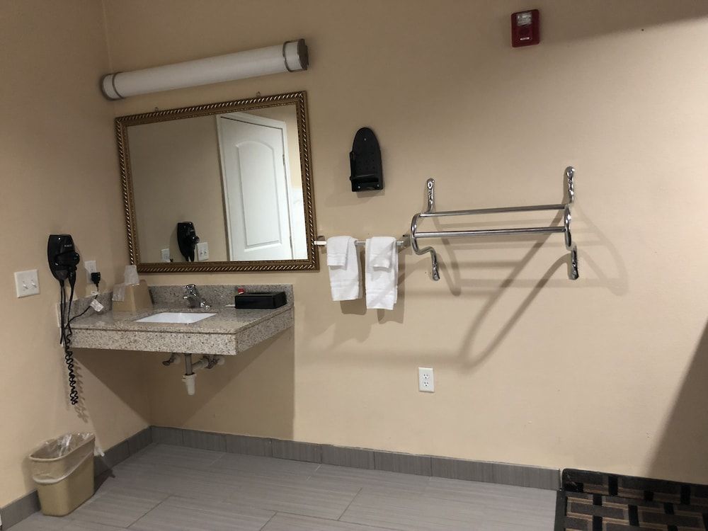 Downtowner Inns Room, 1 King Bed (Jacuzzi) 4