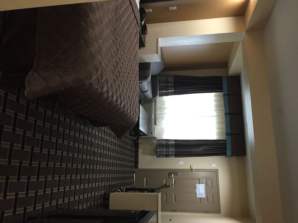 Downtowner Inns Basic Room, 1 King Bed, Smoking 2