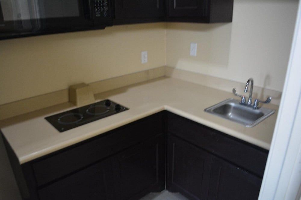 Downtowner Inns Basic Room, 1 King Bed, Smoking 5