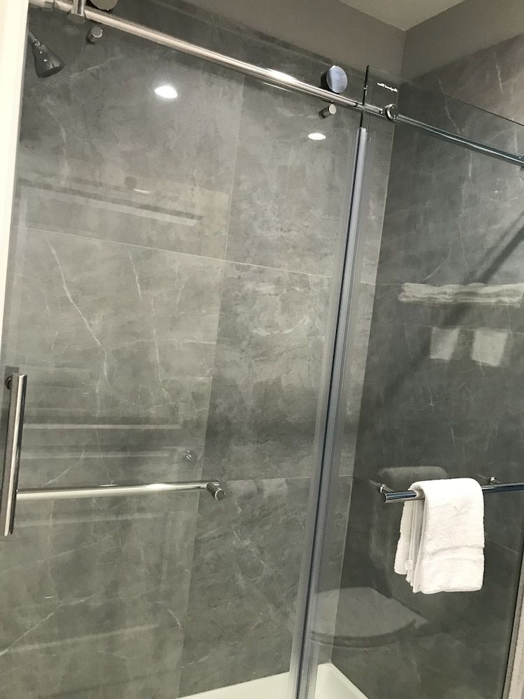 The Residency Suites Deluxe Single Room, 1 King Bed, Non Smoking 6