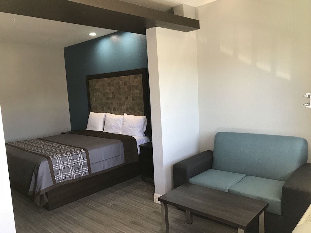 The Residency Suites Deluxe Single Room, 1 King Bed, Non Smoking 3