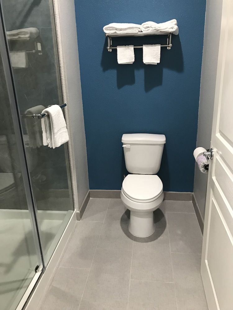 The Residency Suites Deluxe Single Room, 1 King Bed, Non Smoking 4