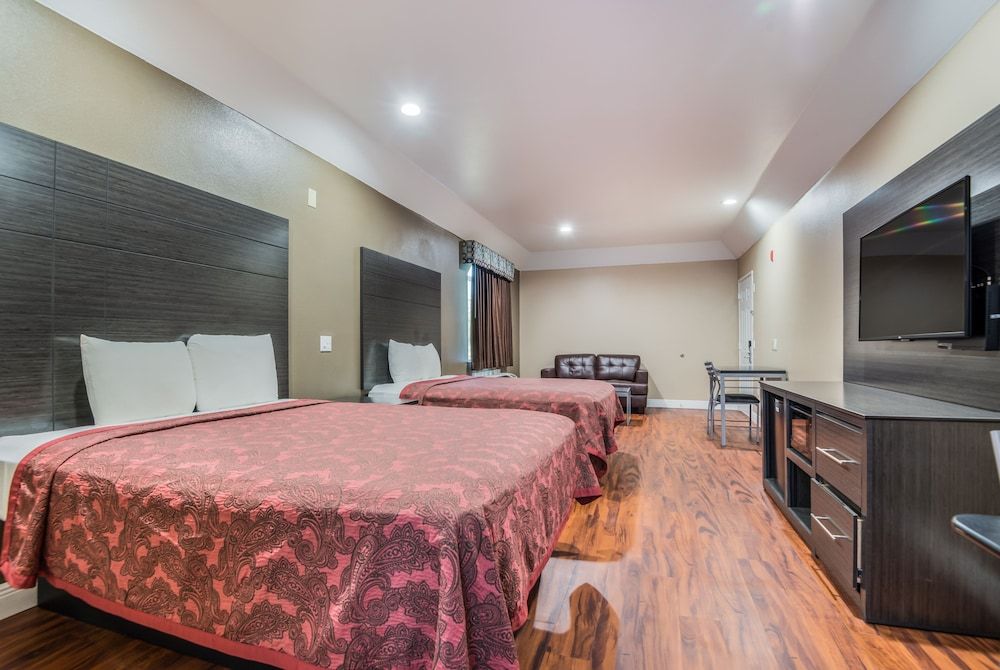 Scottish Inns & Suites IAH Airport - Beltway 8 Standard Room, 2 Queen Beds, Multiple View 2