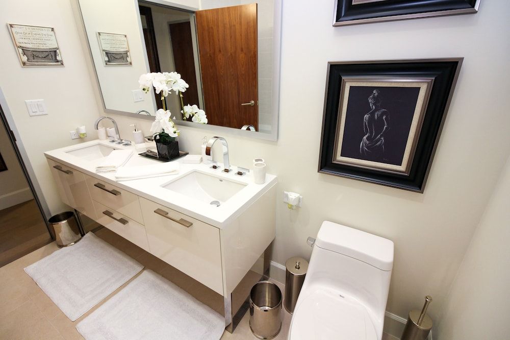 Luxe Life Two Bedroom Suite, Courtyard View 3