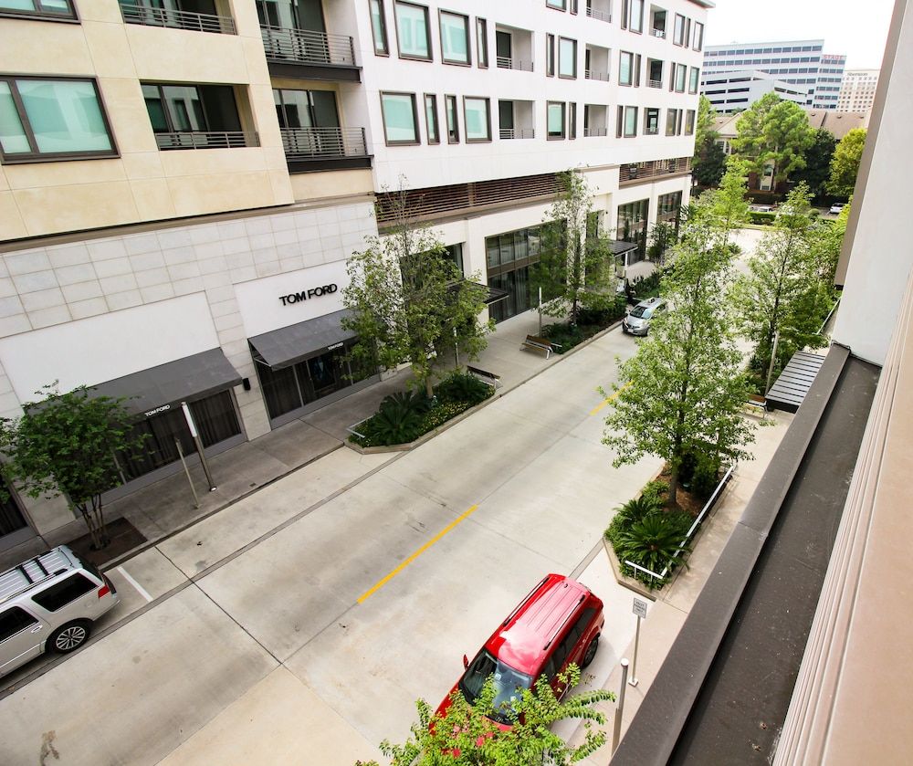 Luxe Life Two Bedroom Suite, Courtyard View 2