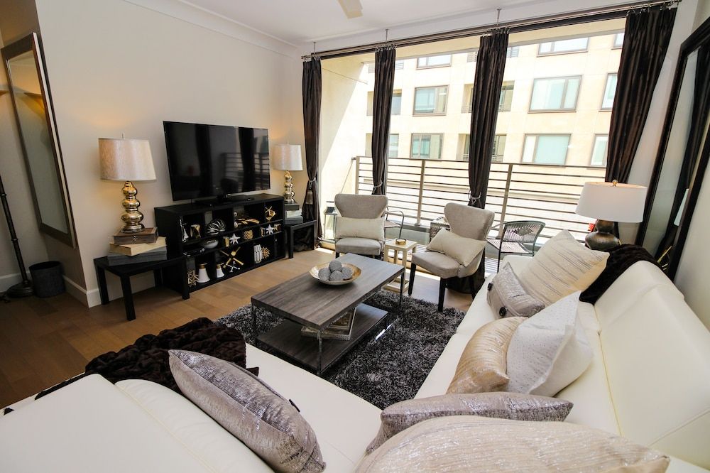 Luxe Life Two Bedroom Suite, Courtyard View 8