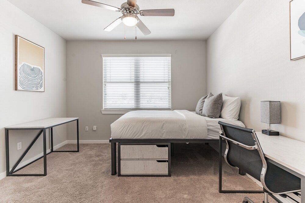 undefined East DT Houston Getaway Near Parks and Restaurants 10