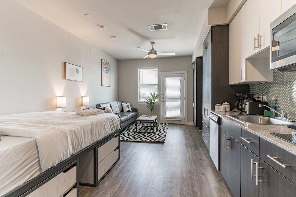 undefined East DT Houston Getaway Near Parks and Restaurants 5