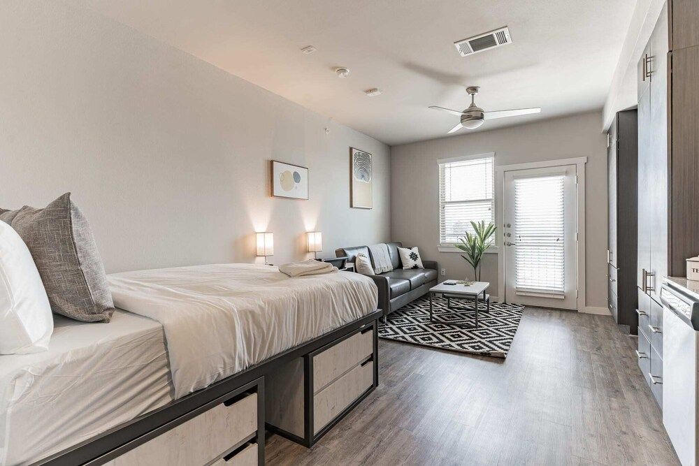 undefined East DT Houston Getaway Near Parks and Restaurants 8