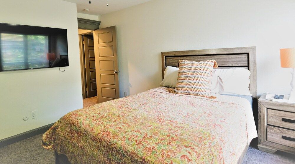 undefined 3Bdrm 2Bath 3Beds - 2 Story Condo 4