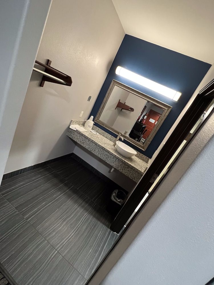 undefined Regency INN & Suites 9